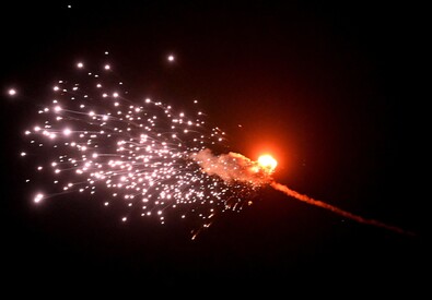 L'esplosione di un drone dopo che è stato abbattuto sul cielo di Kiev (ANSA)