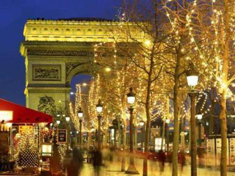 luci di Natale sui monumenti di Parigi © Ansa