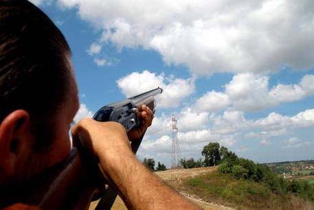 Un cacciatore punta il fucile in  un'immagine d'archivio © ANSA