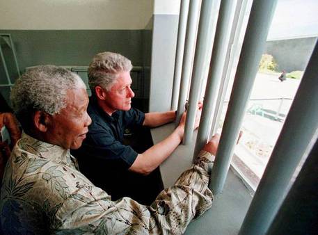 Nelson Mandela e Bill Clinton nella cella di Robben Island dove il premio Nobel sudafricano è stato rinchiuso (foto di 1998) © EPA