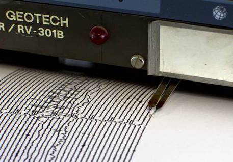 Un sismografo riporta sul tracciato un terremoto © ANSA