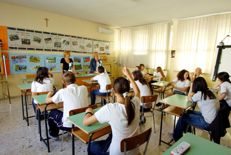 Un'insegnante durante una lezione in classe © ANSA 