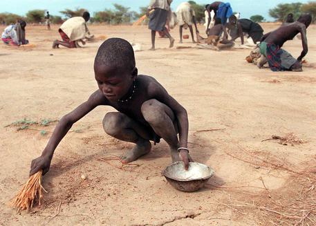 Un bambino sudanese con la ciotola per il cibo in un' immagine d' archivio © ANSA 