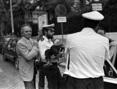 Una foto d'archivio del 9 ottobre 1982 dell'attentato compiuto da un commando  palestinese alla sinagoga di Roma in cui mori' il piccolo Stefano Tache' Gay, di 2 anni.  ANSA/CAPODANNO © ANSA 
