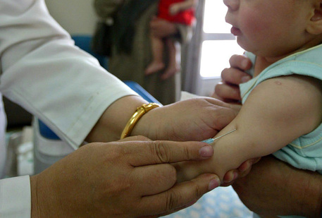 Un bambino viene vaccinato, in una immagine di archivio © ANSA 