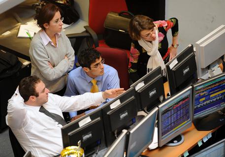 Operatori alla Borsa di Milano in una foto d'archivio © ANSA 