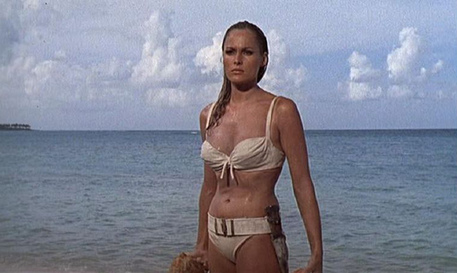 Ursula Andress in bikini  nel ruolo della bellissima Honey Ryder nel film del 1962, Agente 007 Licenza di uccidere © ANSA 