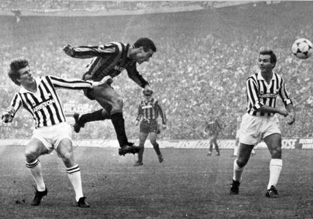 24 novembre 1985: Beppe Bergomi porta in vantaggio l'Inter a Milano. La partita finira' 1-1 © ANSA