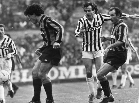 15 marzo 1987, Inter-Juve: Platini (c) tra Matteoli (s) e Piraccini (d) © ANSA
