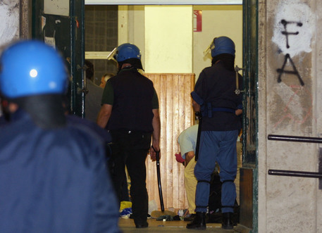 Poliziotti all'ingresso della scuola Diaz di Genova in una foto d'archivio © ANSA 