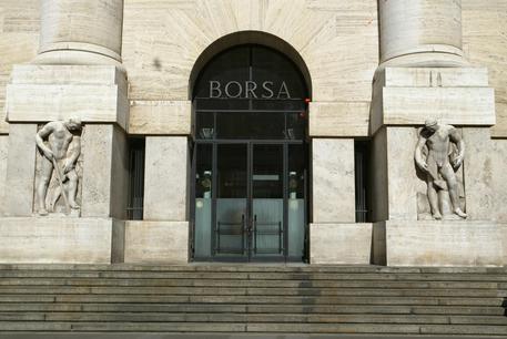 Una immagine dell'esterno del palazzo della Borsa di Milano © ANSA 