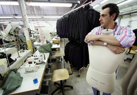 Un operaio al lavoro all'interno di una impresa  tessile (archivio) © ANSA 