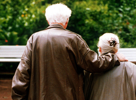Una coppia di anziani a passeggio in un giardino. Immagine d'archivio © ANSA 
