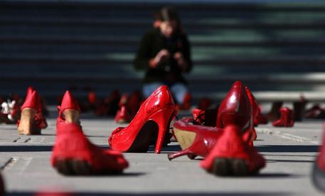 Scarpe rosse simbolo della lotta alla violenza sulle donne © EPA