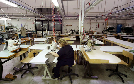 Un' operaia al lavoro in un'impresa tessile di Grumo Nevano (Napoli) in una foto di archivio © ANSA 