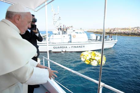 Papa Francesco a Lampedusa (archivio) © EPA