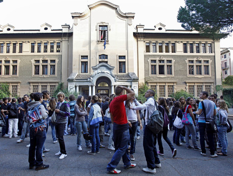 Alcuni studenti fanno il loro ingresso al Liceo classico statale Mamiani a Roma © ANSA