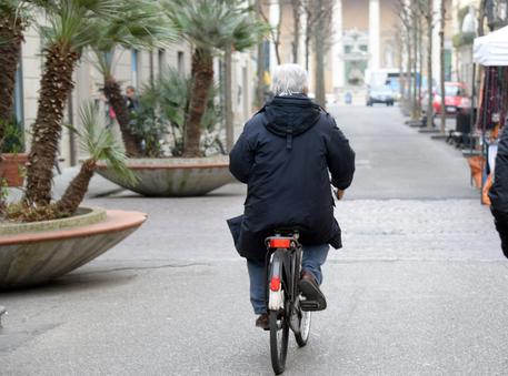 Un uomo anziano in bicicletta © ANSA 
