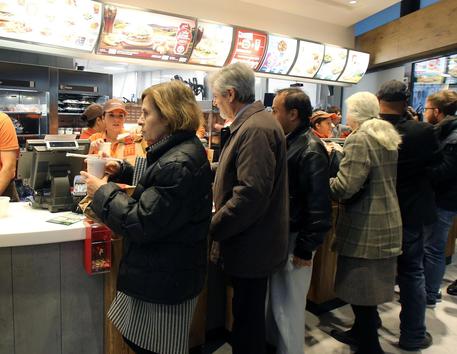 McDonald's a Milano, un'immagine dell'inaugurazione del locale in Galleria Ciro Fontana nel 2013 © ANSA