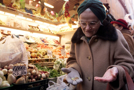 Un'immagine d'archivio che mostra una signora che fa acquisti in un supermercato di Bologna © ANSA 
