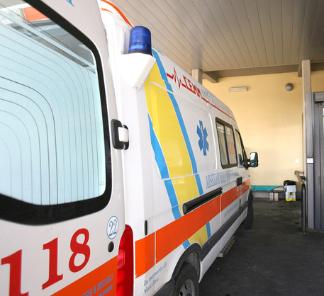Un'ambulanza del 118 © ANSA 
