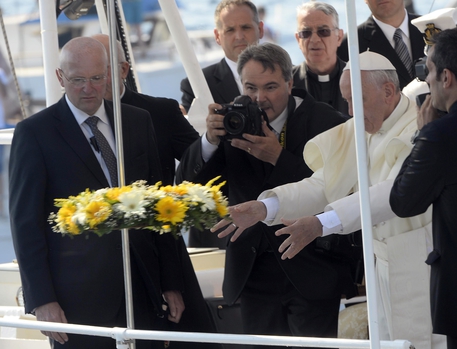 Papa Francesco a Lampedusa nel luglio del 2013  quando gettò nel mare una corona di fiori in ricordo dei migranti morti durante le traversate © ANSA
