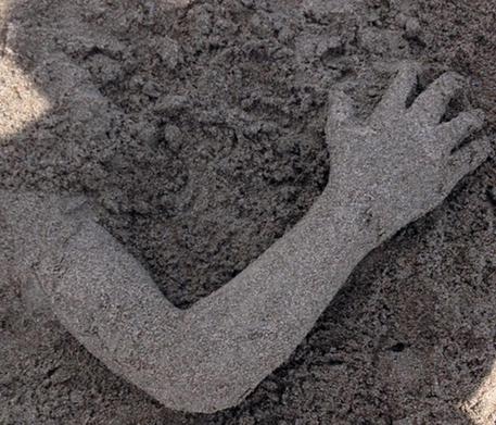 Cadavere nella sabbia, vittima omicidio scoperta dopo mesi (foto di repertorio) © ANSA