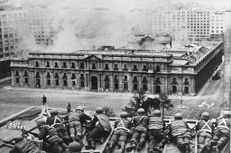 Truppe dell'esercito cileno al palazzo La Moneda in una immagine dell'11 settembre 1973 © ANSA