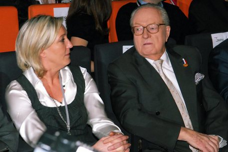 Il dobermann di Jean-Marie Le Pen ha sbranato la gatta di Marine © ANSA 