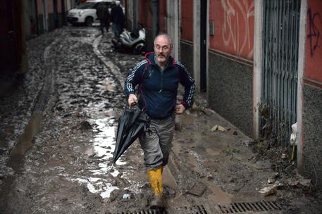 Genova si sveglia dopo la violenta pioggia che nella notte ha provocato un morto e  allagamenti in varie parti di Genova, 10 ottobre 2014. ANSA/LUCA ZENNARO © ANSA