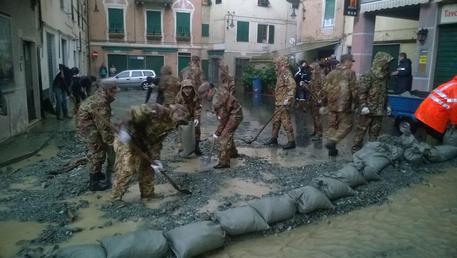 Militari dell'Esercito a Genova dopo l'alluvione © ANSA