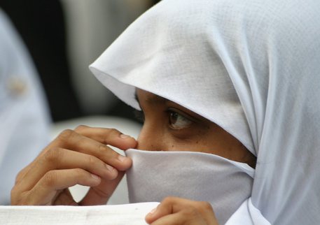 Una donna con il velo islamico © ANSA 