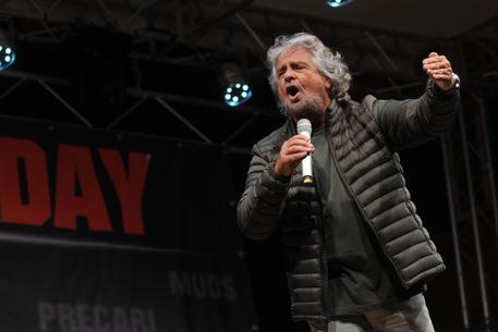 Beppe Grillo durante il suo comizio a Palermo © ANSA