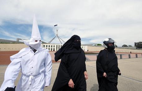 Usa: Anonymous ruba account twitter del Ku Klux Klan © EPA