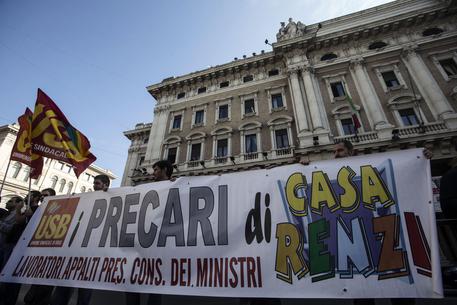 Protesta dei lavoratori davanti palazzo Chigi durante l'incontro tra il presidente del Consiglio  Matteo Renzi e i sindacati. ANSA-ANGELO CARCONI (foto: ANSA)