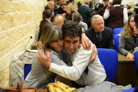 Giulio Selvaggi abbracciato dalla moglie dopo la lettura della sentenza della Corte d'Appello. Foto Claudio Lattanzio © ANSA
