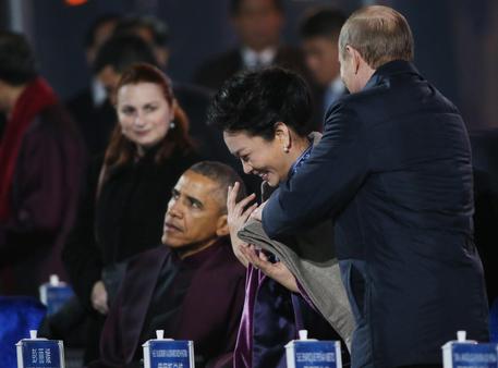 Putin copre con uno scialle le spalle della moglie del leader cinese Xi Jinping © ANSA 