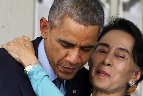 Aung San Suu Kyi che abbraccia Obama © EPA