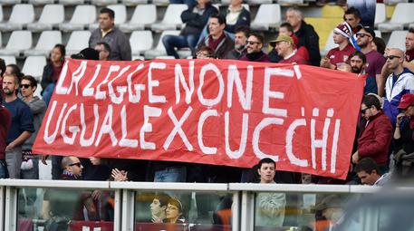 Allo stadio di Genova uno striscione 'Giustizia per Cucchi' © ANSA