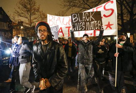 Continua la protesta a Ferguson, Missouri, in attesa del verdetto del Gran Giurì sull'agente che uccise il 18/enne nero Michael Brown © EPA
