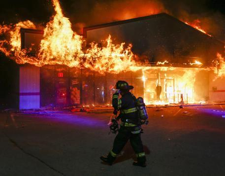 Dimostranti incendiano una decina di edifici a Ferguson © EPA