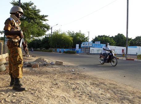 Un soldato in una strada di Ouagadougou (archivio) © EPA