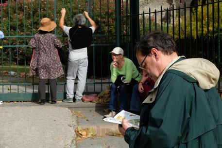 Turisti in attesa all'esterno dei cancelli degli scavi di Pompei, chiusi per una assemblea sindacale dalle 8 alle 11. Foto Cesare Abbate © ANSA