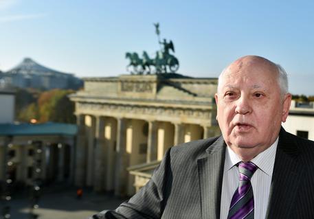 Mikhail Gorbaciov alla Porta di Brandeburgo © EPA