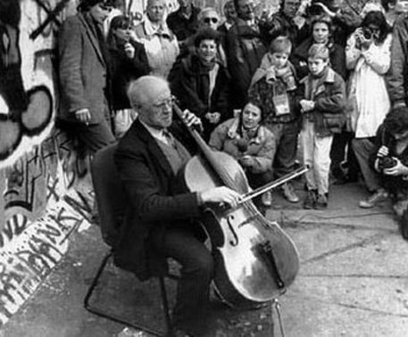 Mstislav Rostropovich suona sotto il muro di Berlino © ANSA
