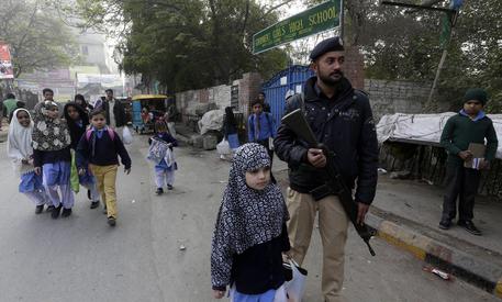 Polizia pakistana davanti a una scuola dopo la strage di ieri © EPA