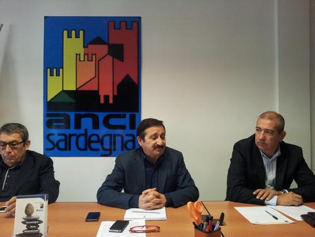 Anci, il presidente regionale Pier Sandro Scano (al centro) © ANSA