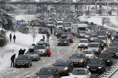 Migliaia di veicoli sono rimasti bloccati per tutta la notte in Savoia © EPA