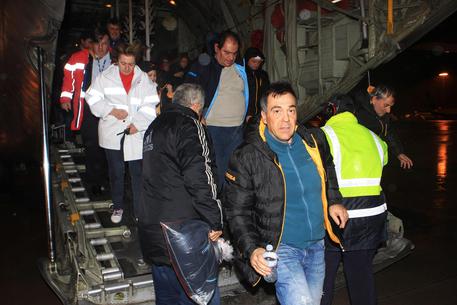 Naufraghi arrivano all'aeroporto di Atene © EPA