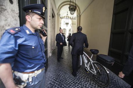 Il sindaco di Roma Ignazio Marino entra in bicicletta a Palazzo Chigi per l'incontro con il  presidente del Consiglio Matteo Renzi © ANSA